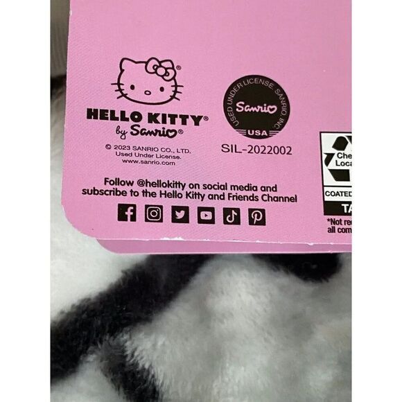 HELLO KITTY Blanket Throw 50"x70" Super Soft Plush Gray Pink White NEW - Picture 9 of 15